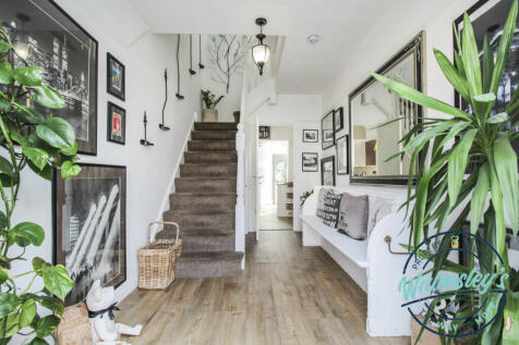 Wide &amp; welcoming entrance hallway