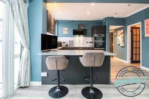 Kitchen &amp; breakfast bar