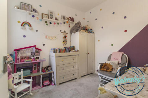 Middle bedroom