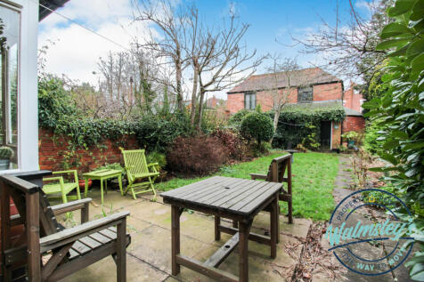 Coach house to rear of garden