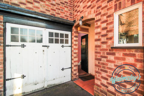Entrance to side &amp; garage