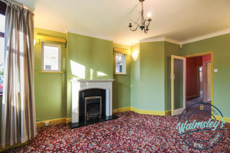 Front sitting room towards hallway