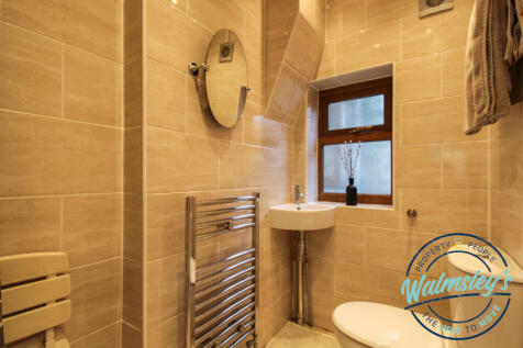 Rear shower room