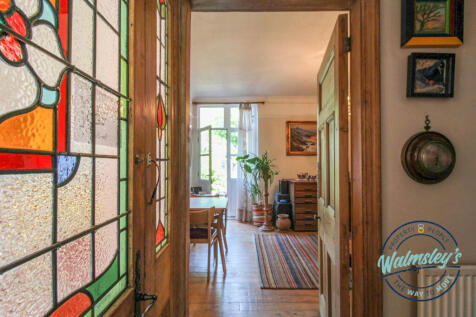 Hallway towards rear reception
