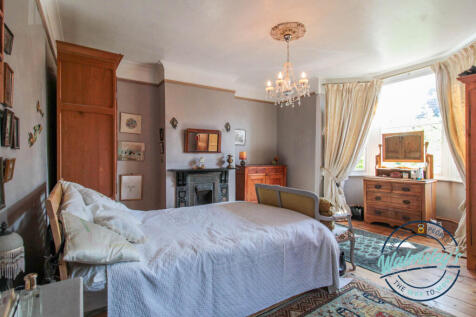 Main bedroom to frontage