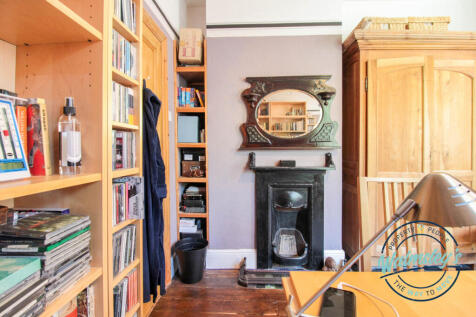 Middle bedroom (1st floor)