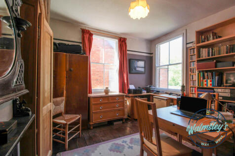 Dual aspect middle bedroom