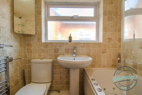 Bathroom with Jacuzzi bath