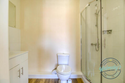 Ensuite to main bedroom at front