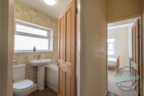 Bathroom &amp; rear bedroom
