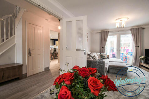 Sitting room through to hallway