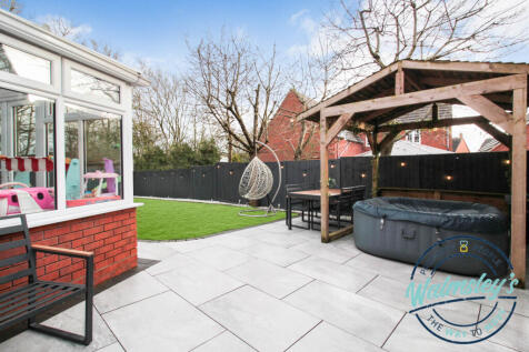 Sunny &amp; private rear gardens
