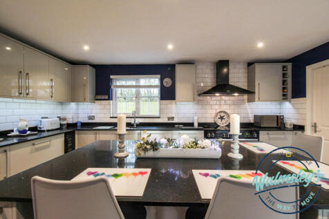 Kitchen with breakfast bar