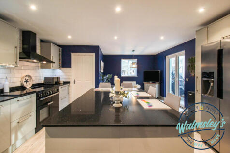 Kitchen with breakfast bar