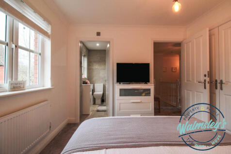Double bedroom with further en-suite