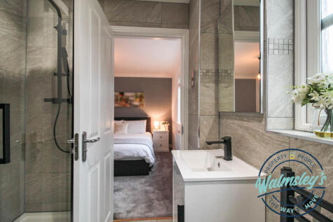 Ensuite towards second double bedroom
