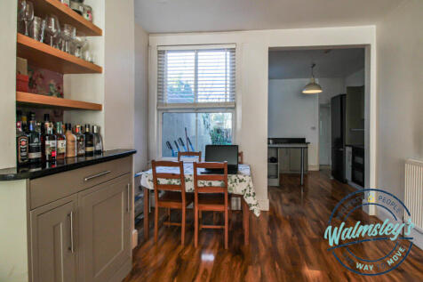 Kitchen &amp; dining area