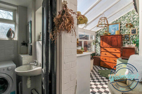 Utility &amp; cloakroom