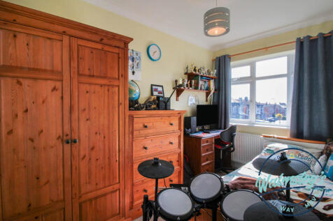 Dual aspect bedroom witghin side extension