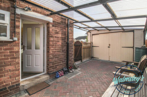 Car port &amp; spacious single garage