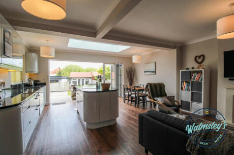 Sitting dining &amp; family room