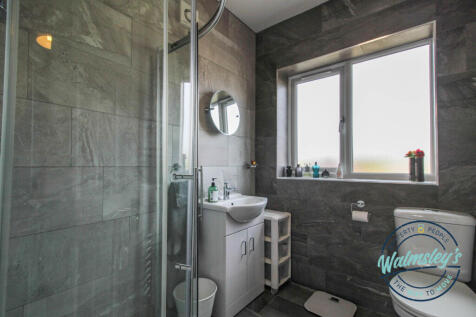 Ensuite to main bedroom