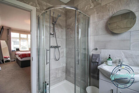 Ensuite to main bedroom