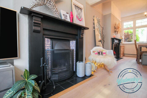 Sitting room features