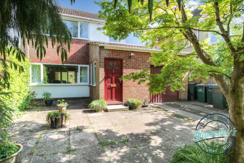 Direct frontage &amp; foregarden