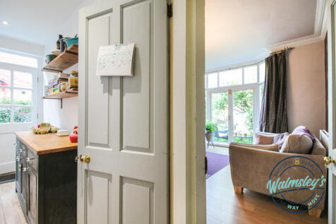 Hallway towards sitting room &amp; kitchen
