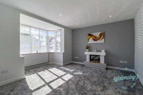 Sitting room with square bay