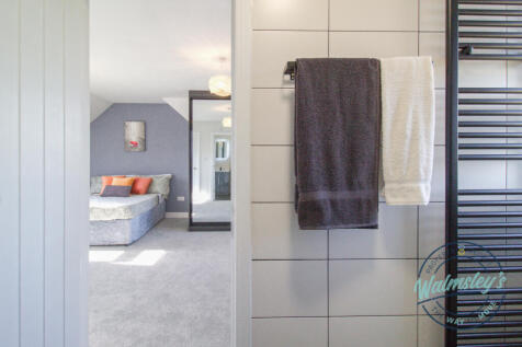 Ensuite to main bedroom