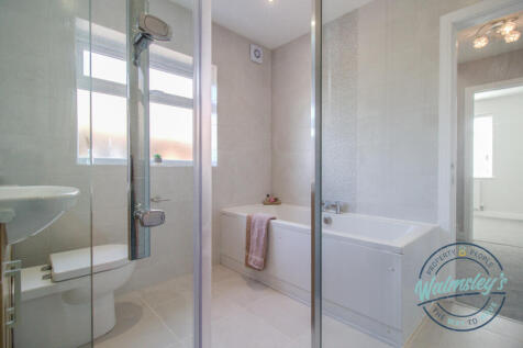 Family bathroom &amp; hallway door