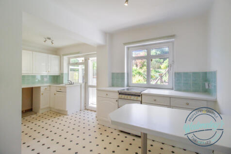 Kitchen breakfast room with small lean to area int