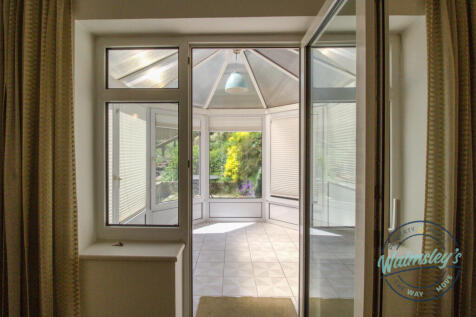 Rear reception to conservatory