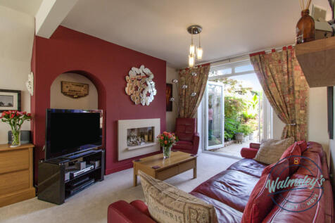 Sitting room with French doors to garden_1
