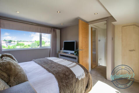 Loft bedroom with fitted storage_1