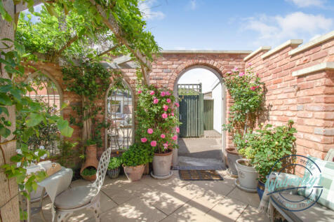 Gate to rear entrance &amp; garage