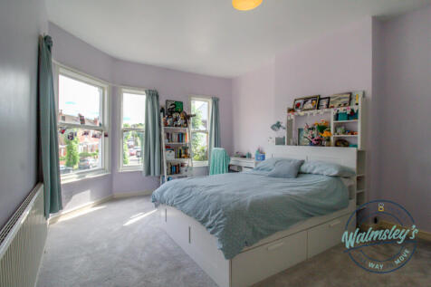 Double bedroom to frontage with bay