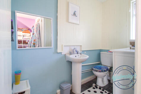 Cloakroom to main bedroom