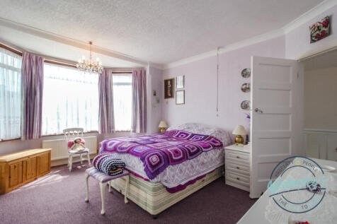 Main bedroom to frontage