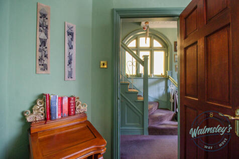 Sitting room into hallwaay
