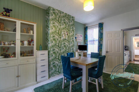 Rear dining towards kitchen