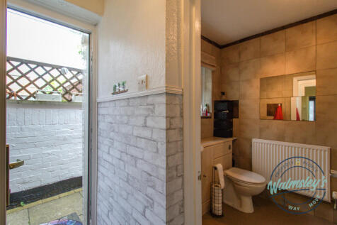 Rear access from lobby to back of kitchen