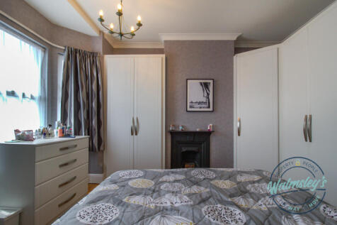 Main bedroom &amp; fitted wardrobes