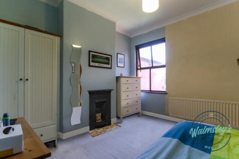 Middle double bedroom_