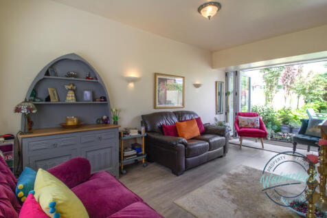 Sitting room with bifolds