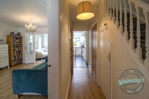 Hallway towards sitting room &amp; kitchen