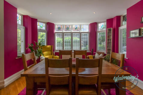 Dining room &amp; stunning bay