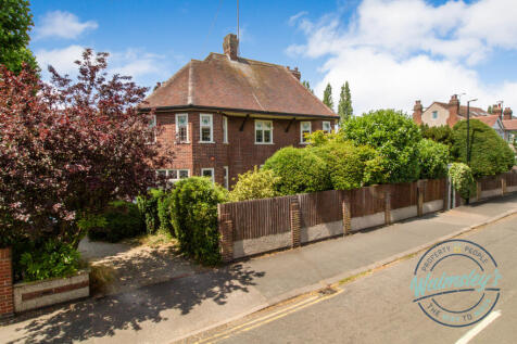 Detached home with driveway off Hartington